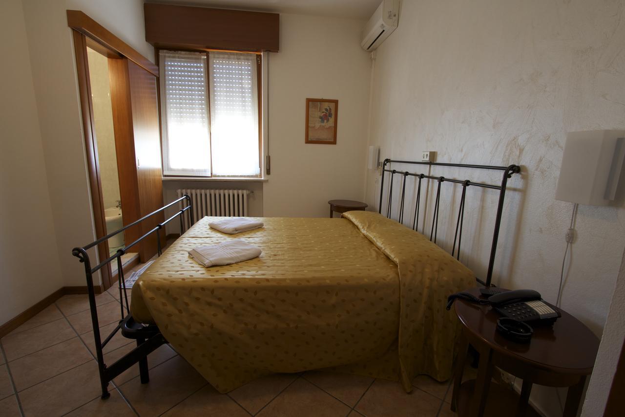 Albergo Tavernetta Кастельнуово-дель-Гарда Экстерьер фото
